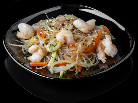 азиатский салат с фунчозой и креветками.png