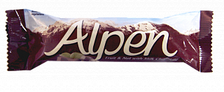 Батончик мюсли злаковый с молочным шоколадом, изюмом и орехами