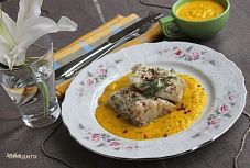 Морской окунь с "кули" из лука-порея с шафраном