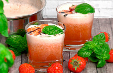 Суп из клубники с шампанским