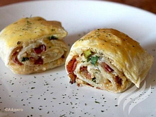 Рулетики с сыром и грудинкой