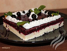 Чизкейк с творогом, рикоттой и желе из черных ягод