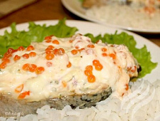 Семга со сливочным сыром и икорным соусом