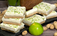Raw-мороженое из кокосового молока на корже из миндальной муки