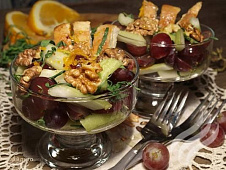 Салат с апельсиновой курочкой и виноградом