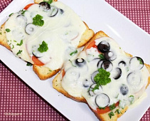 Горячий бутерброд с помидорами и сыром сулугуни