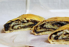 Рулет с черносливом и грецкими орехами
