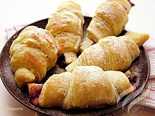 Рогалики с брусничным соусом