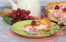 Сметанный пирог с малиной