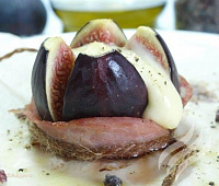 Теплый салат из инжира, ветчины и моцареллы