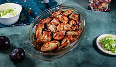 Куриные крылышки, запеченные со сливой