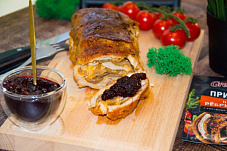 Рулет из свинины с вешенками и сыром