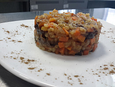 Морковь тушеная с рисом и черносливом