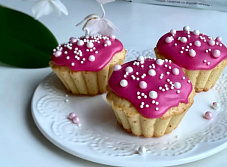 Апельсиновые кексы с малиновой глазурью