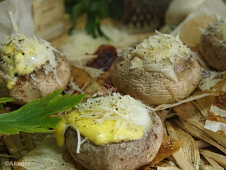 Шампиньоны, фаршированные перепелиными яйцами