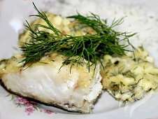 Треска (рыба) под соусом с яйцом и корнишоном