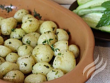 Молодой картофель, запеченный с пряными травами