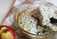 Творожная запеканка с маковой начинкой и яблоком
