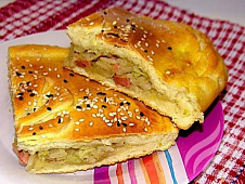 Пирог с капустой, рисом и сосисками