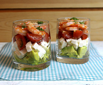 Салат с креветками и авокадо