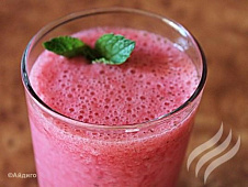 Смузи из ягод и имбирного чая