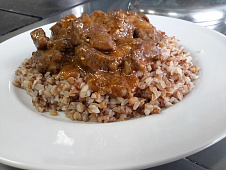 Гуляш из говядины с гарниром из гречи