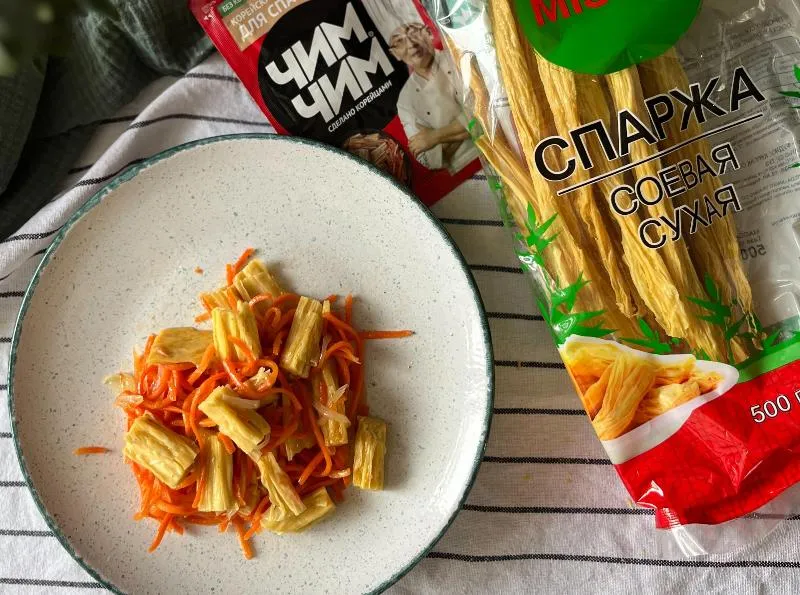 Свежий азиатский салат с овощами и белым кунжутом